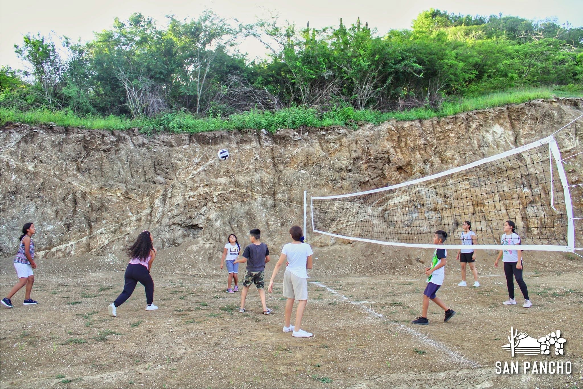 Un grupo compartiendo un partido de voleibol